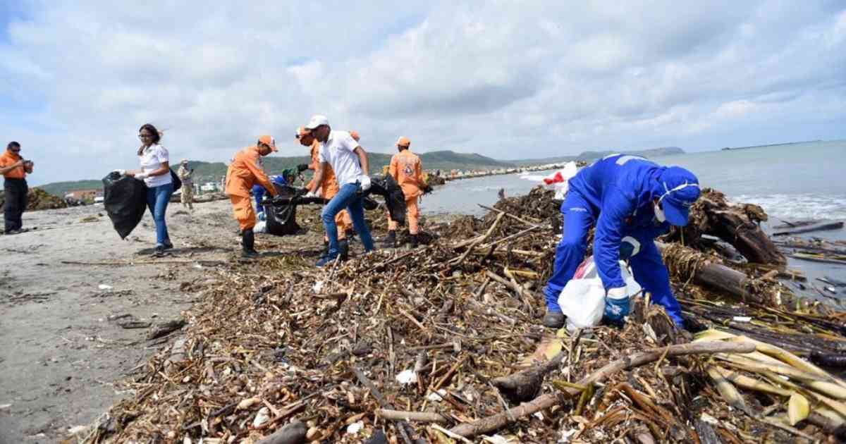  Recolección de residuos en las playas de Puerto Colombia. Foto: Empresa Triple A.